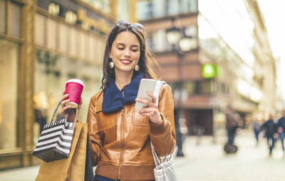 Allianz - Woman shopping phone